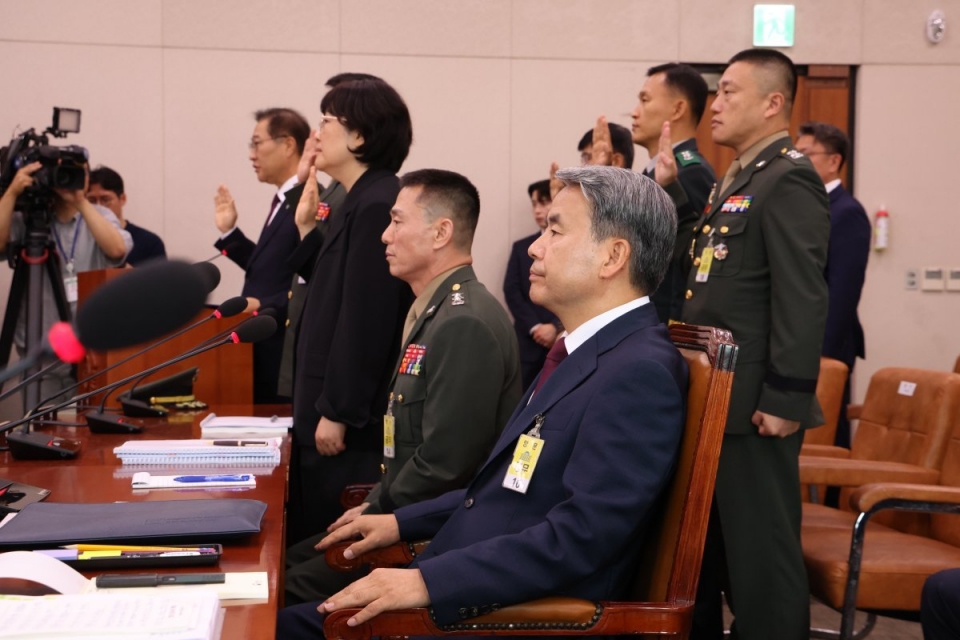 21일 열린 국회 채상병 특검법 입법청문회에서 다른 증인과는 달리 증인선서를 거부하고 있는 이종섭 전 국방부 장관과 임성근 전 해병1사단장