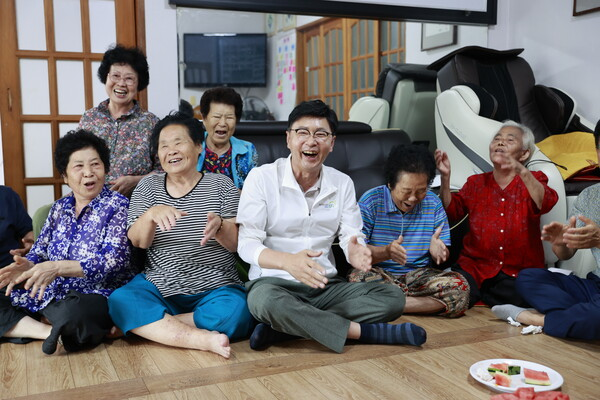 김철우 군수는 경로당을 방문해 어르신들의 건강 및 안부를 확인했다 [사진=보성군 제공]